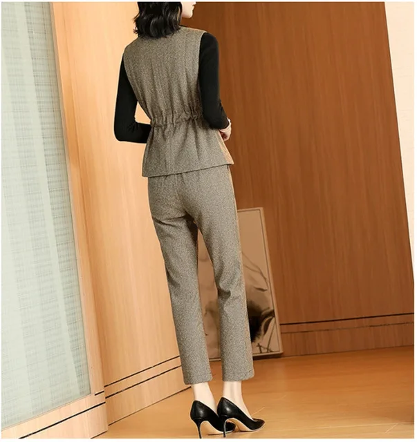 Женский офисный брючный костюм элегантный деловой из трех предметов одежда для