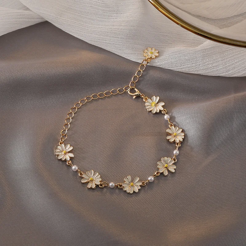 

Daisy Flower Bracelets For Women Boho Gold Chain Personality Pearl Bracelet Aesthetic Party Fashion Jewelry Gift Bijoux Femme
