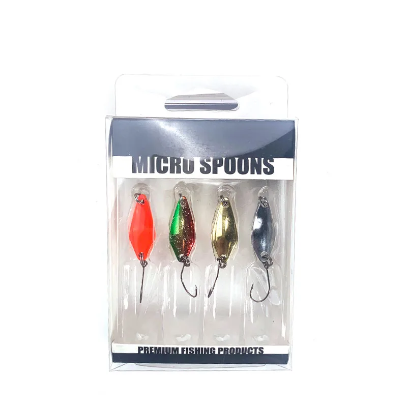 Un paquete de microcucharas, que son señuelos pequeños y livianos que se utilizan en la pesca. Estas cucharas vienen en cuatro colores diferentes: rojo, verde, dorado y plateado.