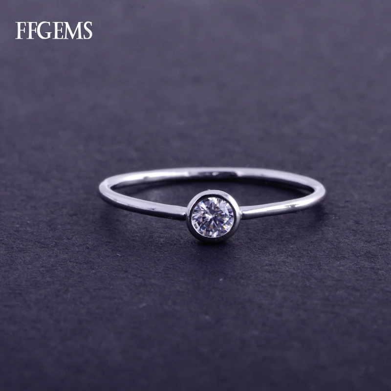 Женское кольцо из серебра 925 пробы с муассанитом |