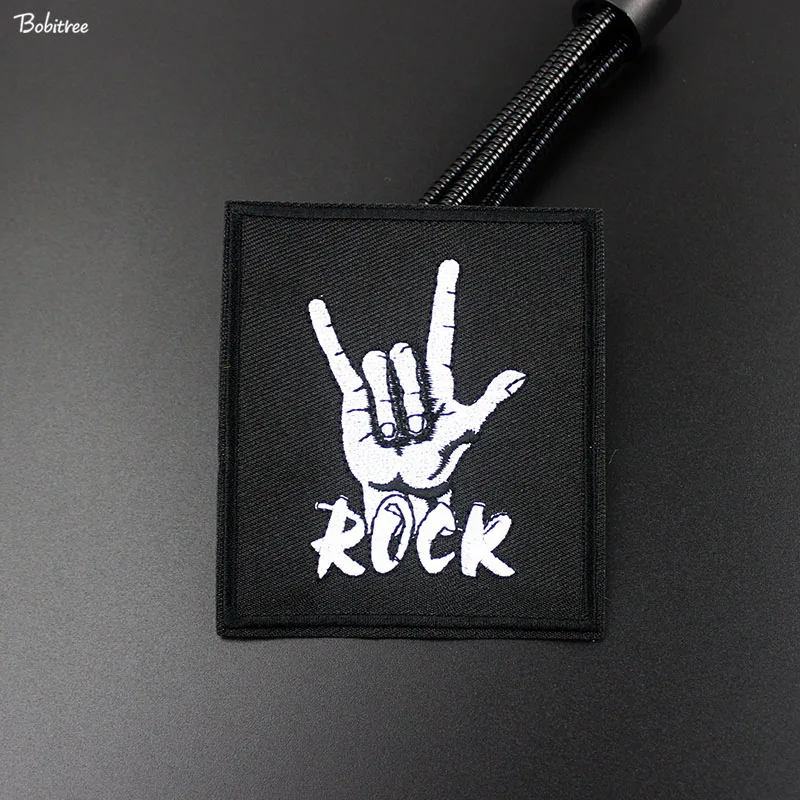 Белый жест в стиле панк с вышивкой | Дом и сад