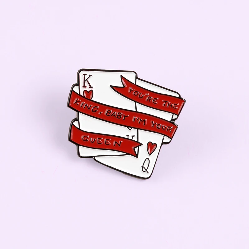 Забавные меме Покер Баннер эмаль Pin Hearts.Q / K Король Королева пара Броши Эмаль