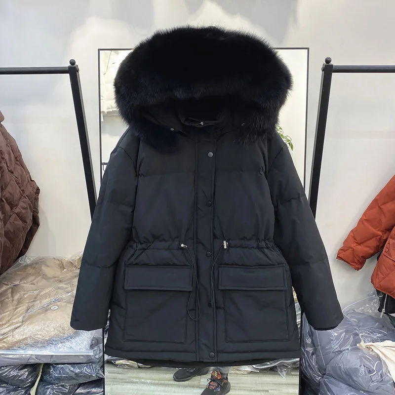 Женский пуховик средней длины с капюшоном и воротником из натурального меха |