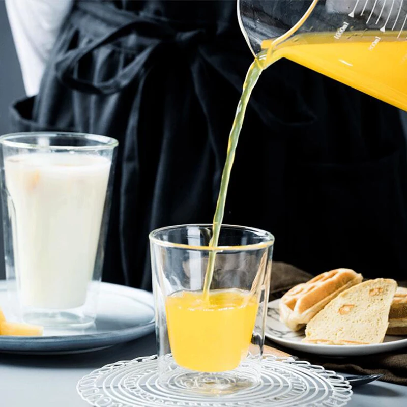Двухслойная квадратная стеклянная большая чашка для молока сока изоляция