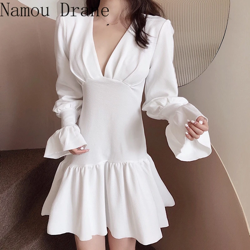 Женское однотонное белое платье с длинным рукавом глубоким v-образным вырезом