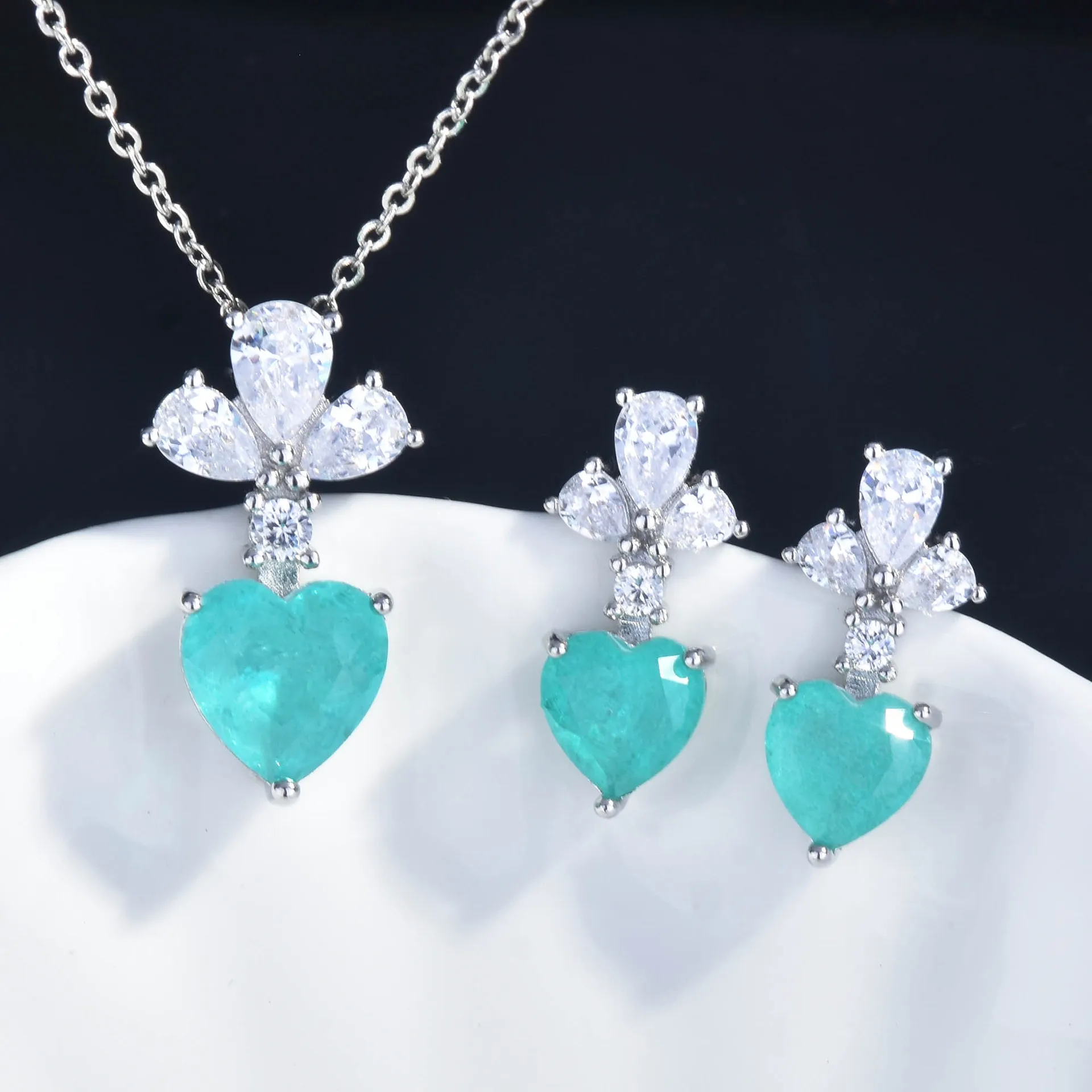 

Простое и милое ожерелье с подвеской в виде сердца, инкрустированным голубым кристаллом озера, Женское Ожерелье-гвоздик до ключиц