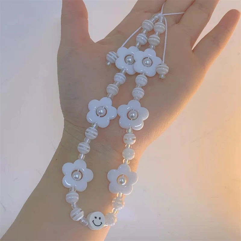

Simple White Flower Pearl Mobile Phone Lanyard Creative Soft Pottery Smiley Face Mobile Phone Chain Ladies Jewelry Best Gift