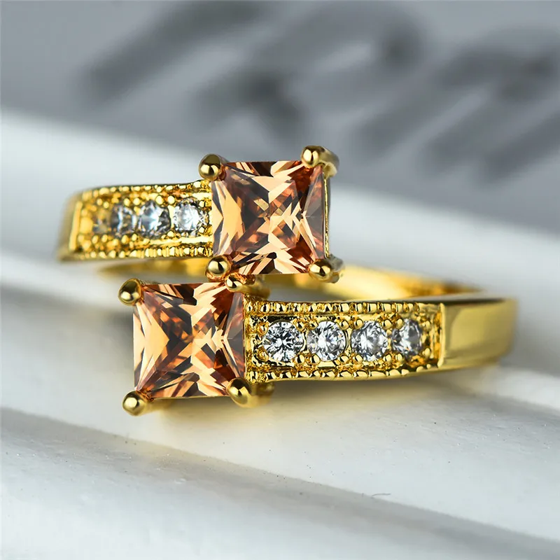 Маленькие квадратные кольца цвета желтого золота с цирконом шампанского для