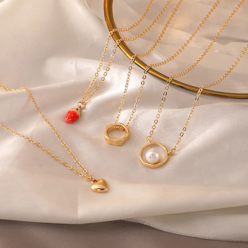 

Fashion Contracted Collarbone Chain Geometric Strawberry Baroque Pearl Necklace Cute Romantic Clavicle Necklace for Women