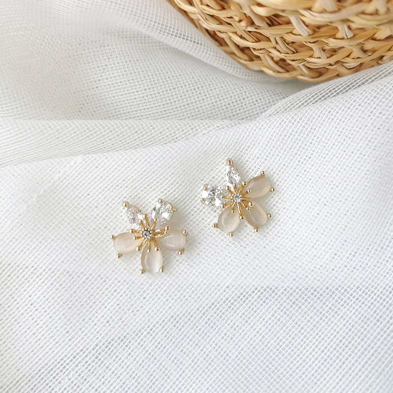 Элегантный маленький милый комплект из свежих цветов с опалом и цирконием