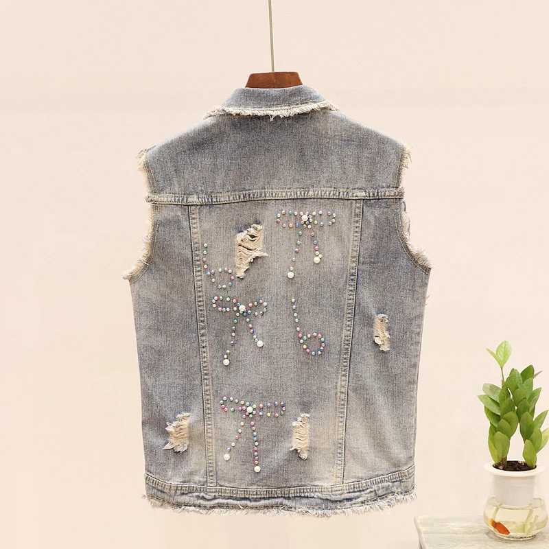 Женский джинсовый жилет облегающий без рукавов с аппликацией из бисера и цветов