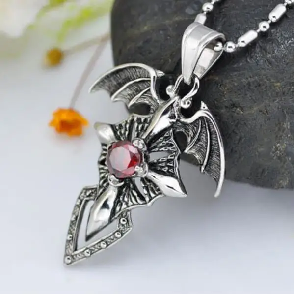 Креативный дизайн летучая мышь крест кулон ожерелье красный кристалл два крыла