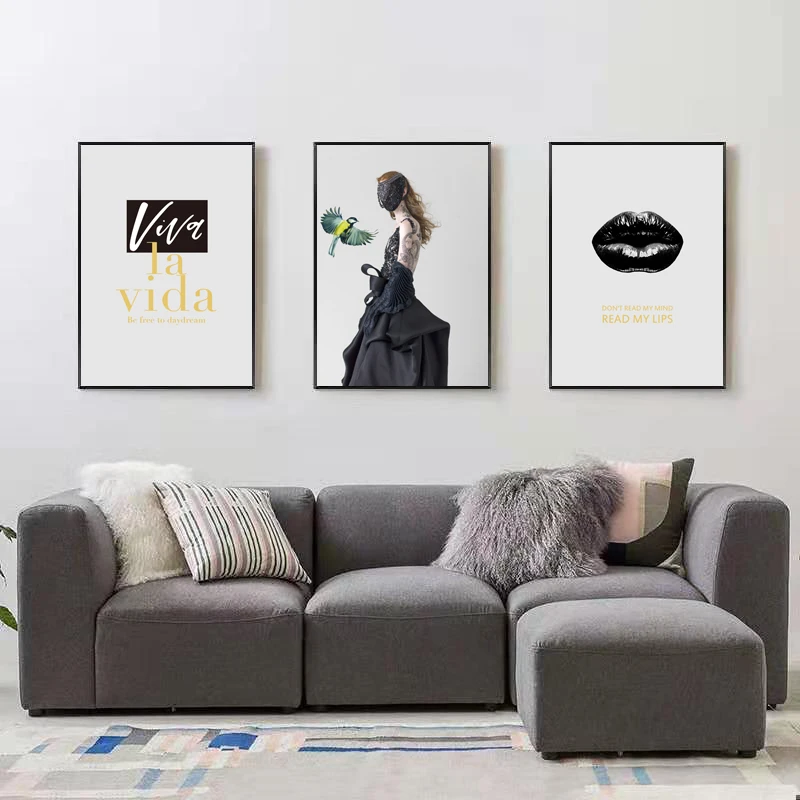 Современный минималистичный плакат с крыльями и красивой девушкой губами