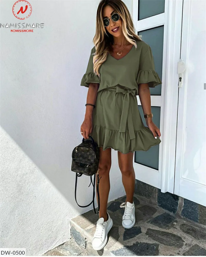 Платье-трапеция женское летнее однотонное с оборками V-образным вырезом и
