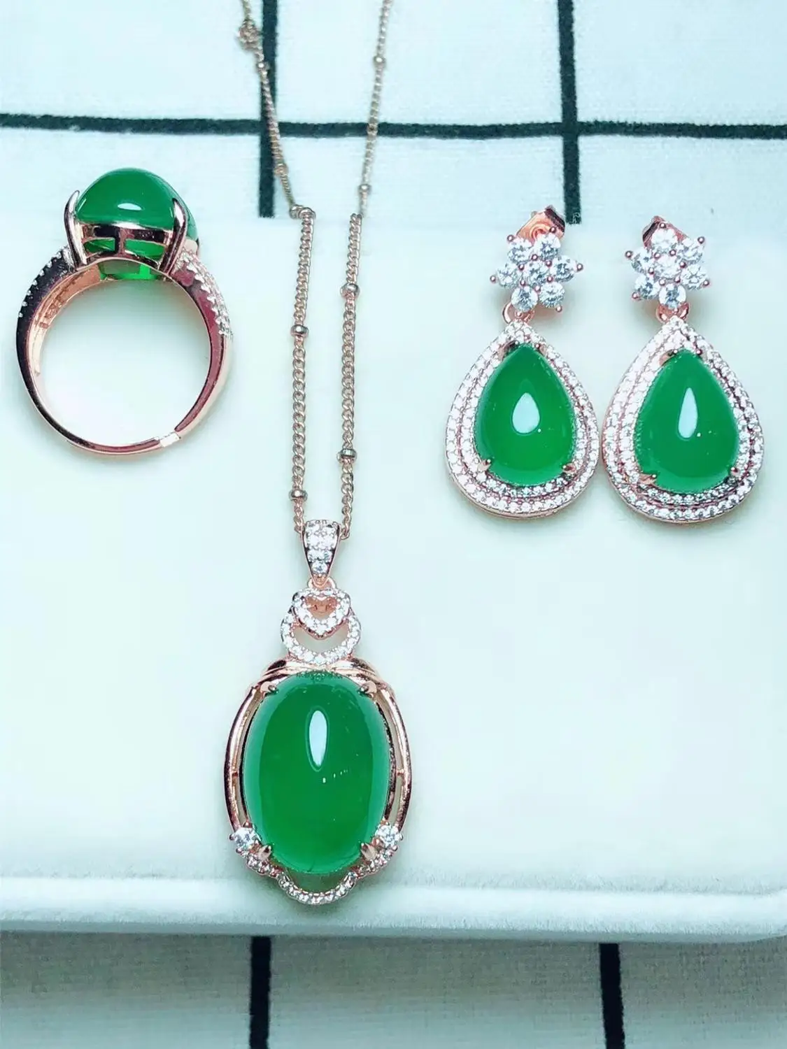 Набор из трех предметов серебра 925 пробы с натуральным изумрудом | Украшения и