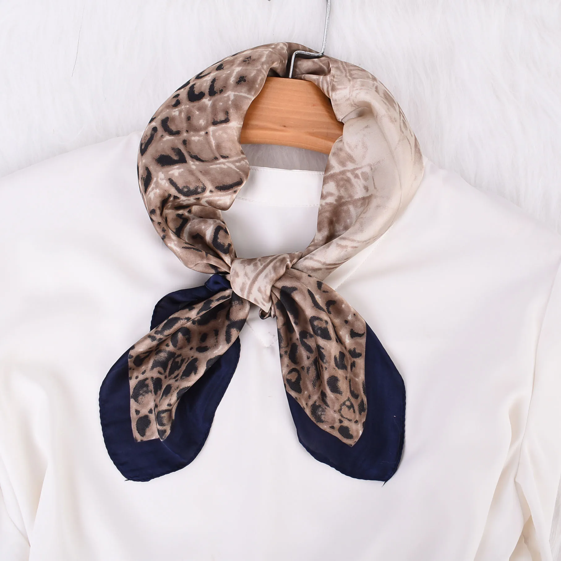 Шелковый Атласный роскошный квадратный шейный платок со змеиным принтом 70 см