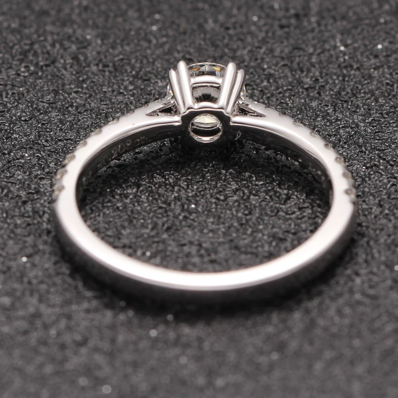 Кольцо обручальное бесцветное с муассанитом 18 К белое золото 0 5 карат | Украшения