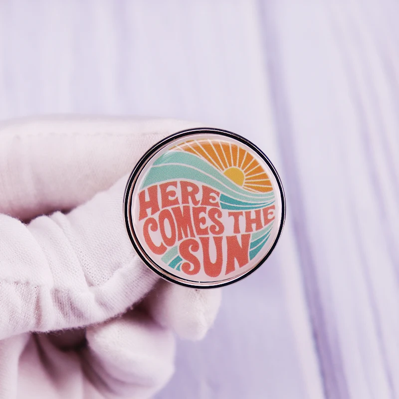 Брошь в винтажном стиле на лето с цветным знаком | Украшения и аксессуары