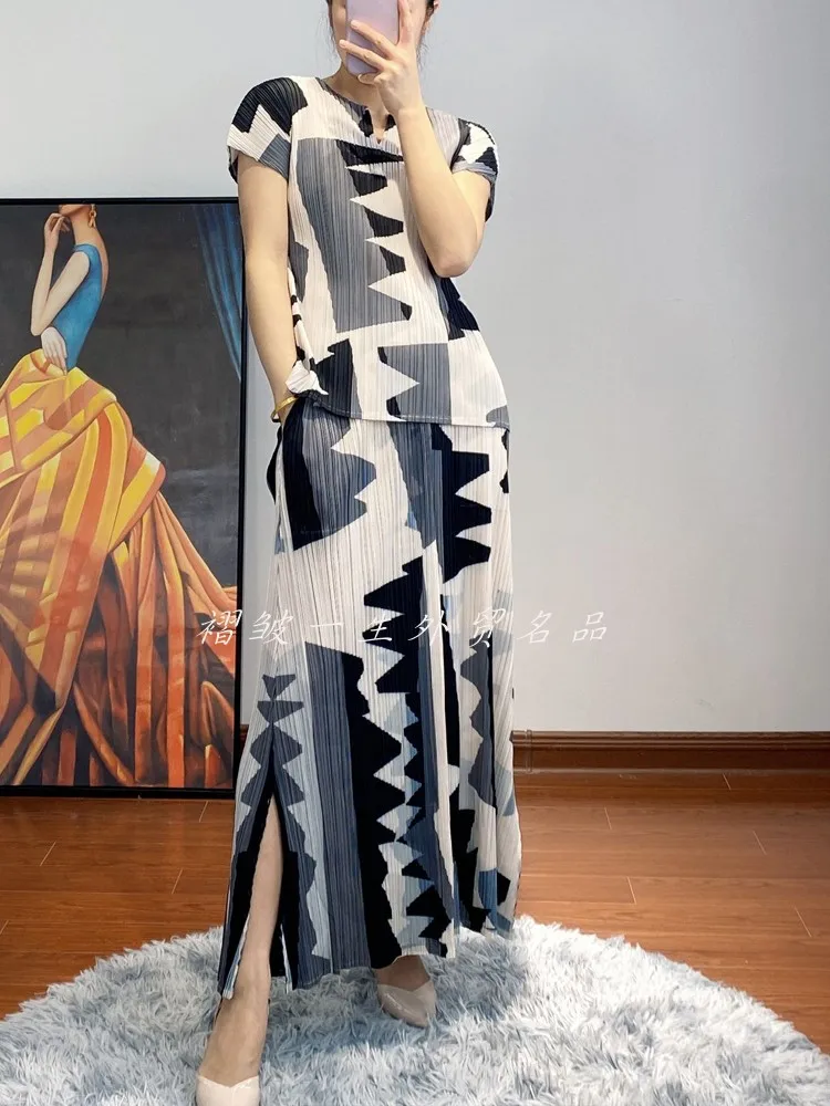 

HOT SELLING Miyake fold fashion o-neck T-shirts + stripe pants print two-piece suit IN STOCK