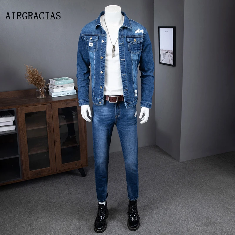 

Мужской джинсовый костюм из двух предметов, куртка и джинсы, модный универсальный облегающий стрейчевый костюм с надписью, Азиатские разме...