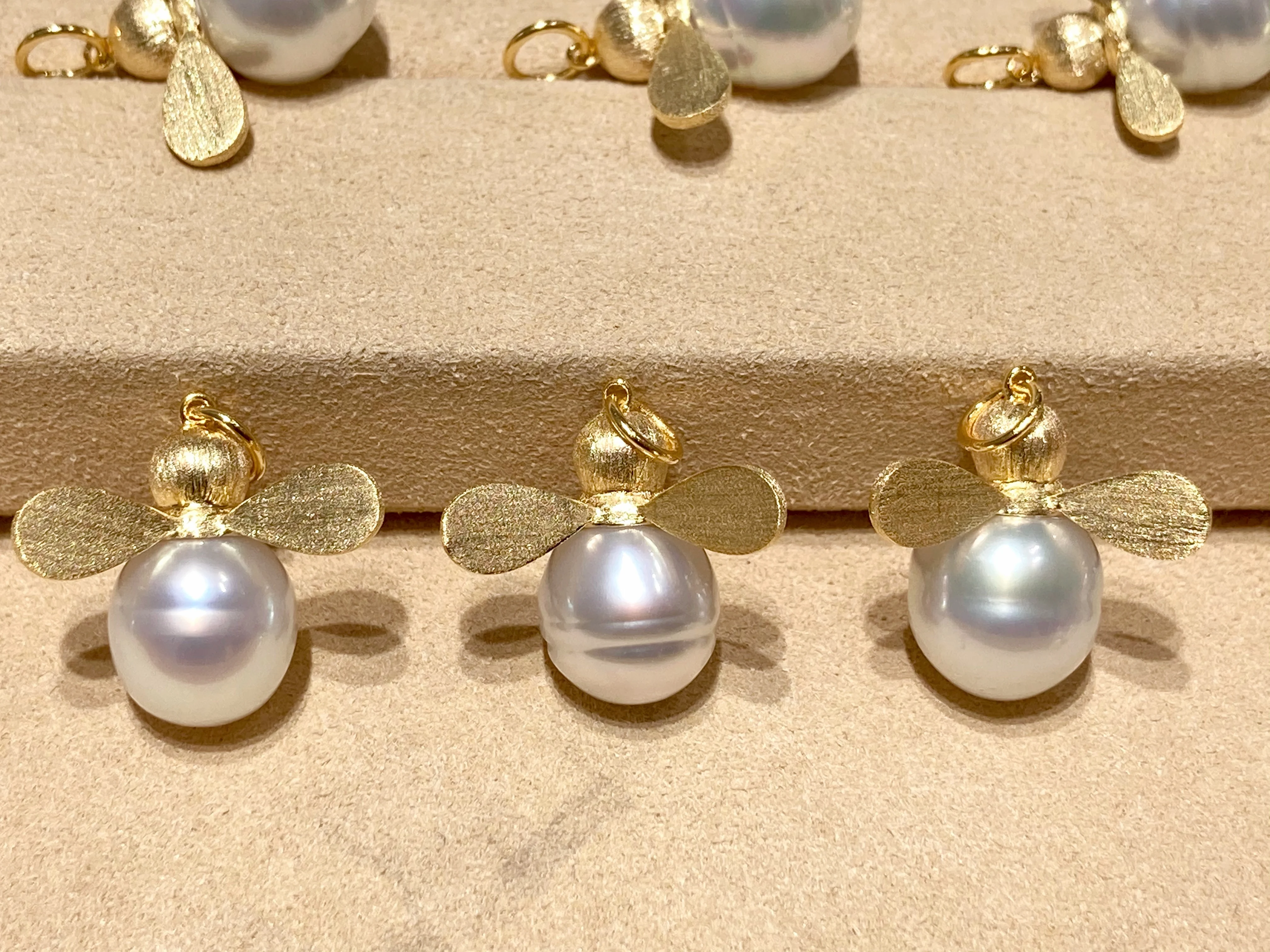 ?? S925シルバー18kイエロージュエリー女性ネックレスチョーカーセーターチェーン南洋真珠バロックペンダントリトル蜂ファッション女性