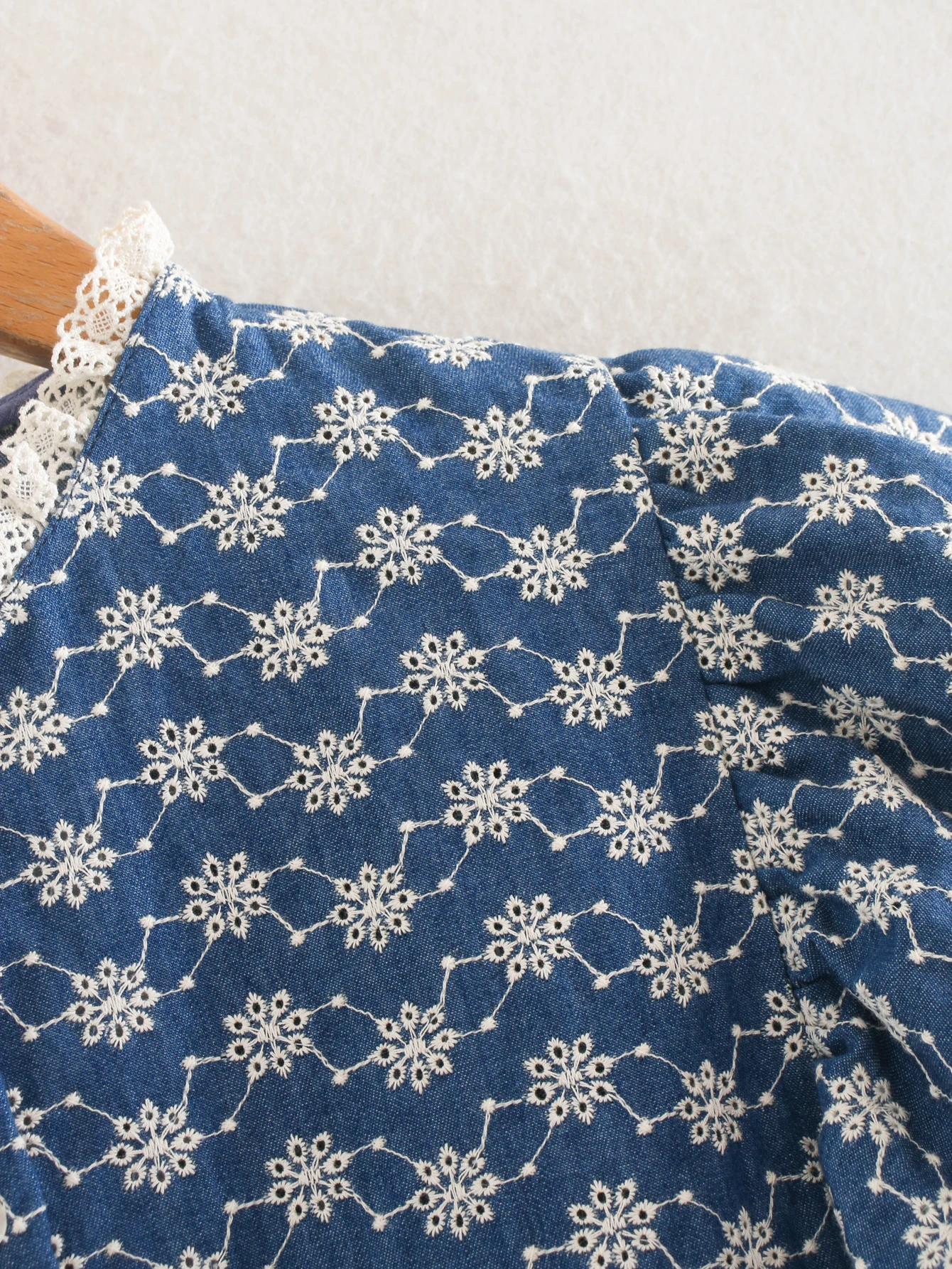 Женская футболка с оборками Za синяя укороченная цветочным принтом | одежда