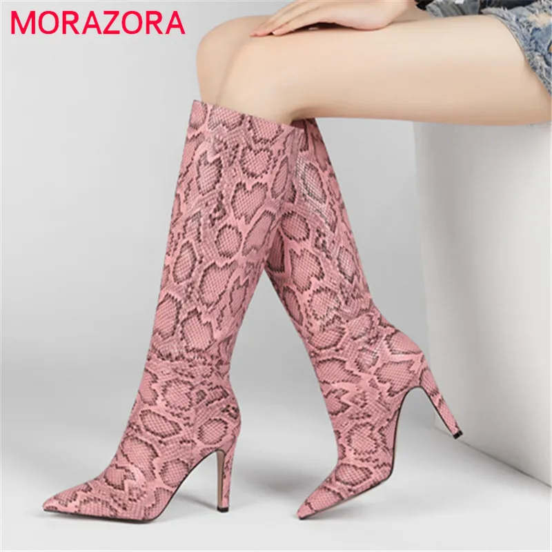 

MORAZORA/2021 большой размер 43 высокие сапоги до колена, туфли из змеиной кожи с острым носком осень-зима на тонких высоких каблуках для ночного кл...
