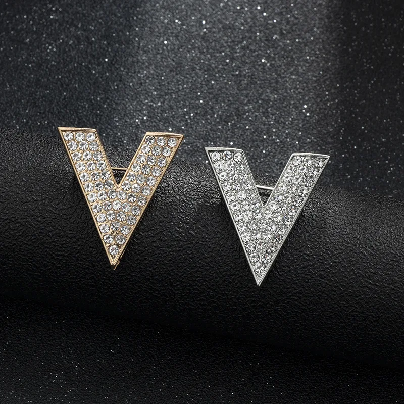 Новинка минималистичный кристалл новая Буква V Брошь булавка Стразы треугольная