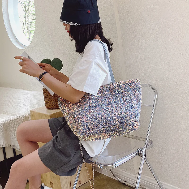 

Летняя новая тенденция 2020 года-это сумка-тоут с блестками и через плечо в стиле интернет-знаменитостей