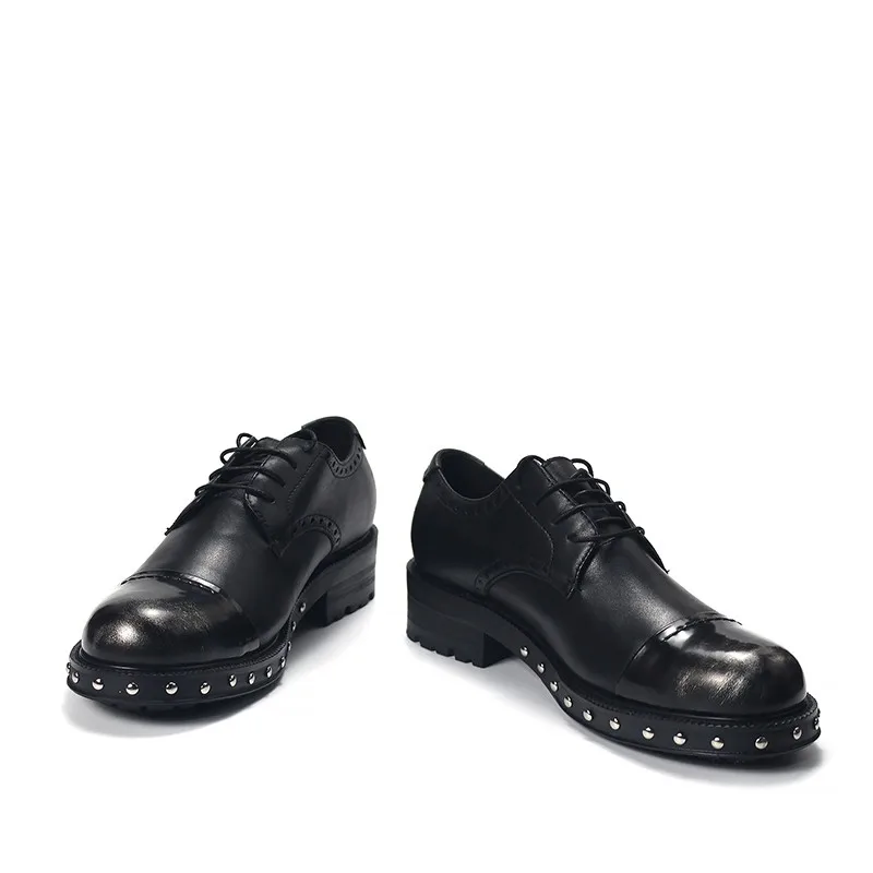 Дизайнерские черные ботинки из натуральной кожи со шнуровкой и заклепками обувь