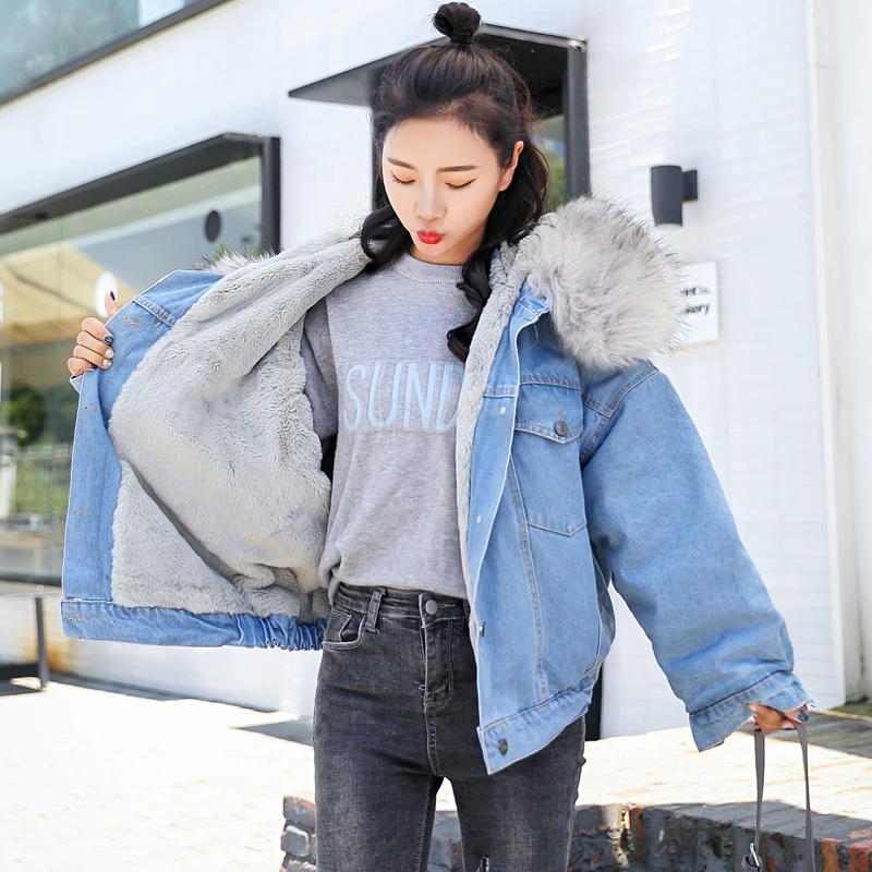 Демисезонная теплая женская джинсовая куртка с большим меховым капюшоном и