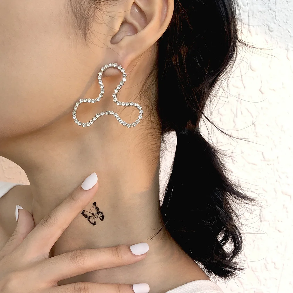 

Simple Irregular Earrings Luxury Claw Chain Geometric Ear Studs Exaggerated Fashion Street Shot Internet Influencer Earrings