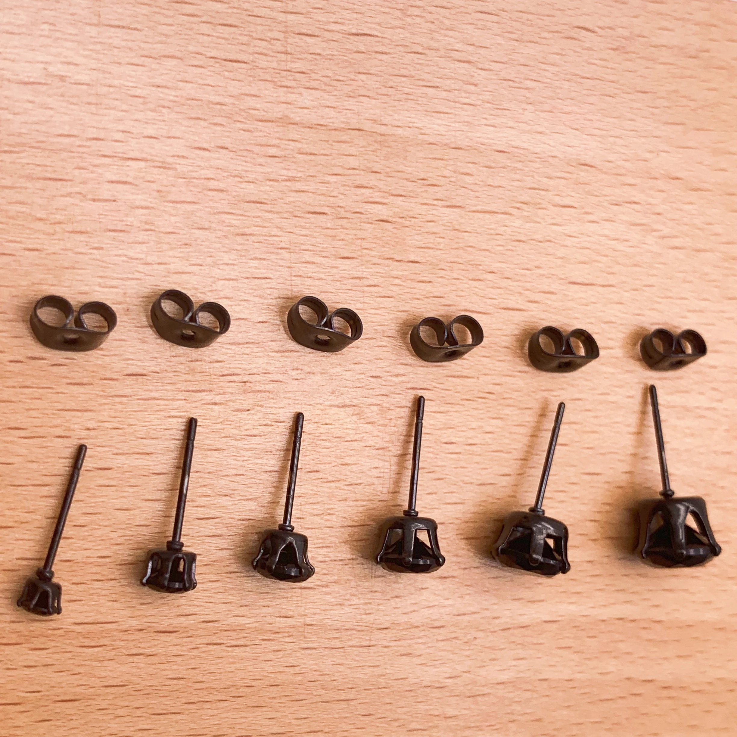 Классические маленькие милые черные циркониевые серьги в виде короны женские из