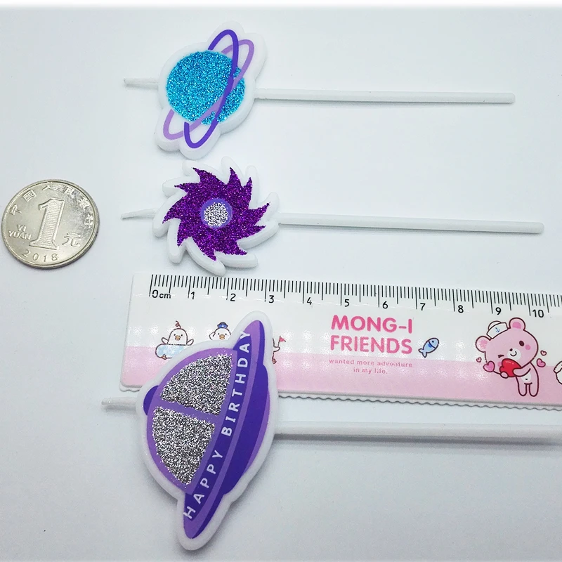 День рождения свеча планеты черная дыра летающая тарелка три загруженные НЛО