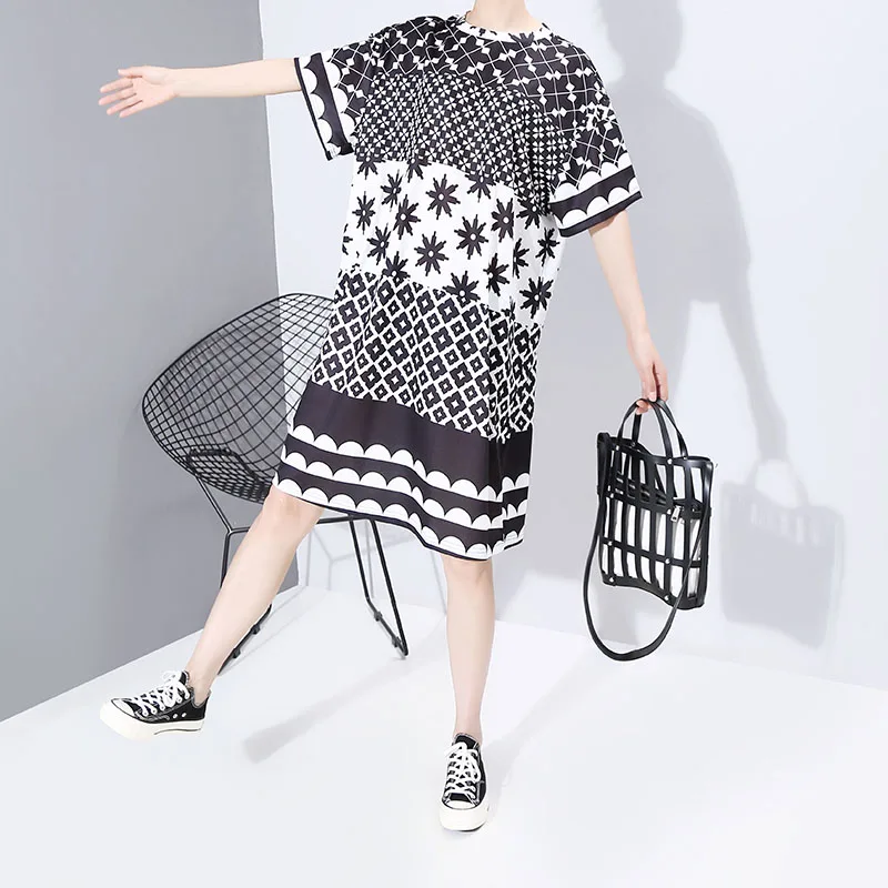 Женское платье средней длины с разноцветным принтом стильное свободное прямое