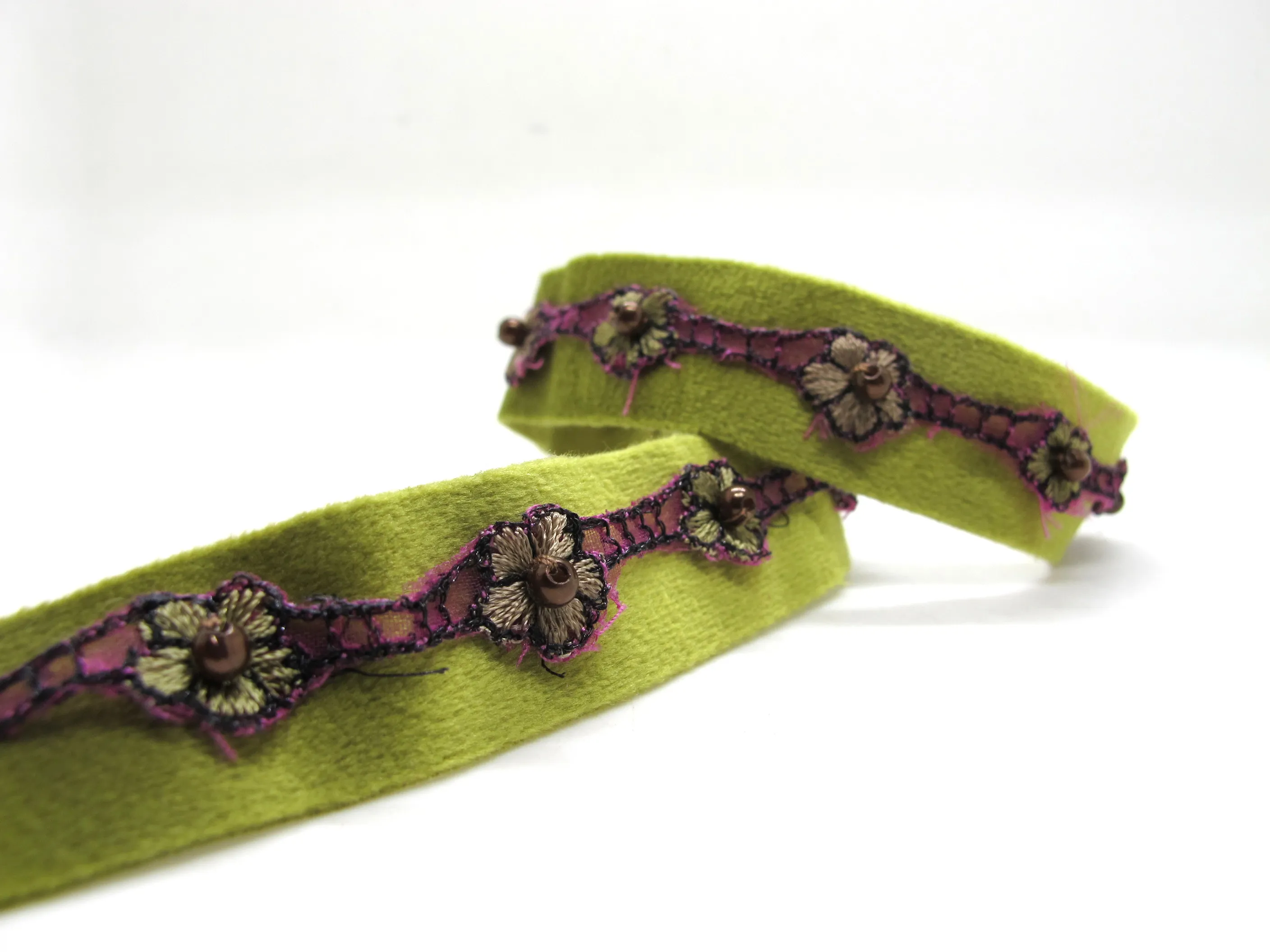 Цветочная отделка из бусин 20 мм на бархатной ленте|Тесьма| |