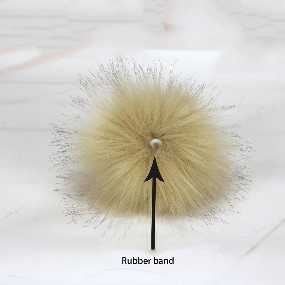 Женская шапка с помпоном из натурального меха енота 15 см | Дом и сад