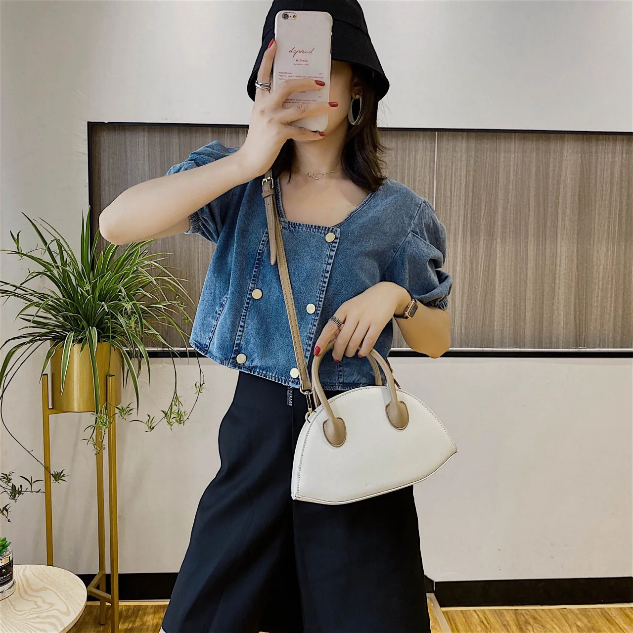 

Cool For Fall 2021. Shell Bag. Fashionable And Versatile. Lady's Handbag With One Shoulder Cross