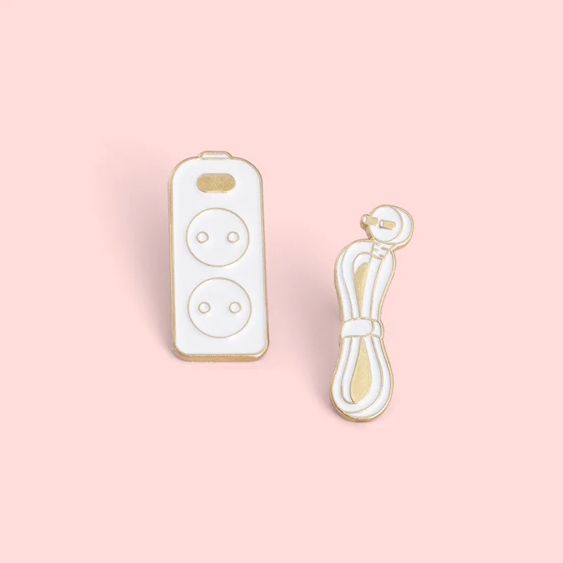 Креативная брошь из металлического сплава в форме разъема с белой розеткой
