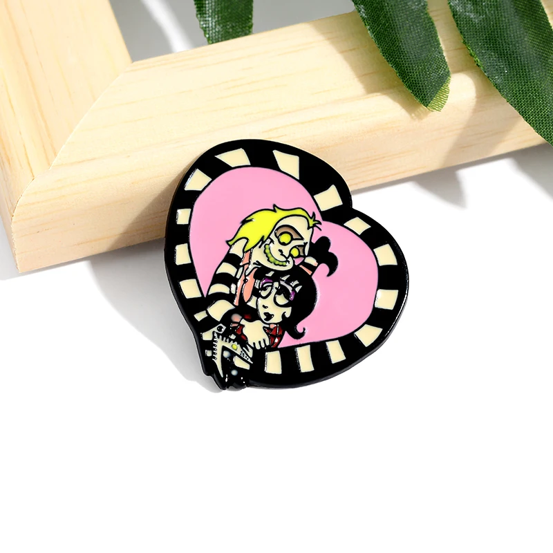 Beetlejuice and Lydia lapel pin heart shape sandworm brooch horror art gift Halloween jewelry Badge Lapel Pin | Украшения и