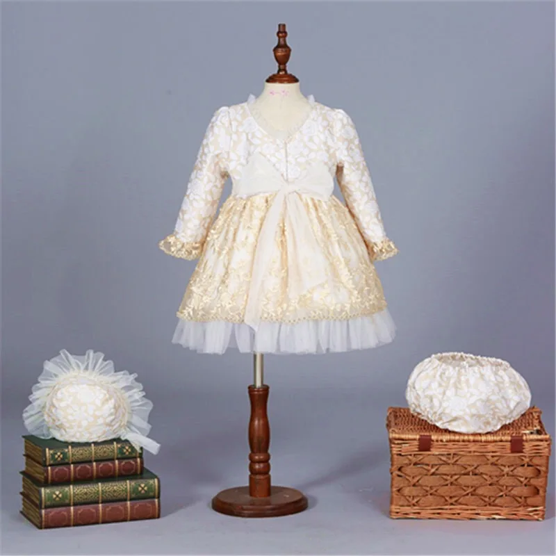 Осенне-зимнее винтажное платье в испанском стиле золотистого и белого цвета для