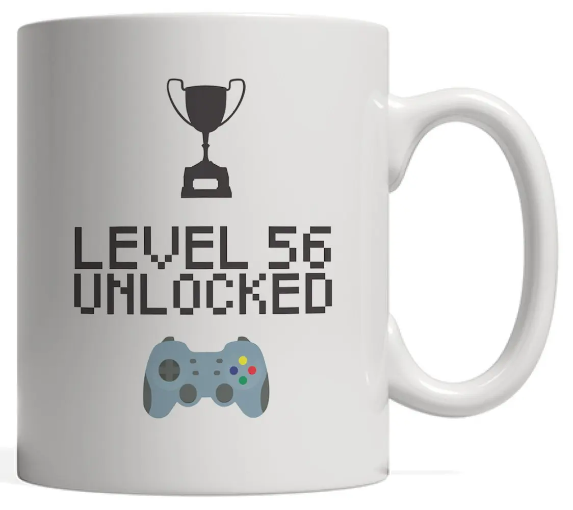 Подарок на 56-й день рождения для видеоигрока - белая керамическая чашка для кофе или чая с смешной идеей для мужчин и женщин в возрасте 56 лет.