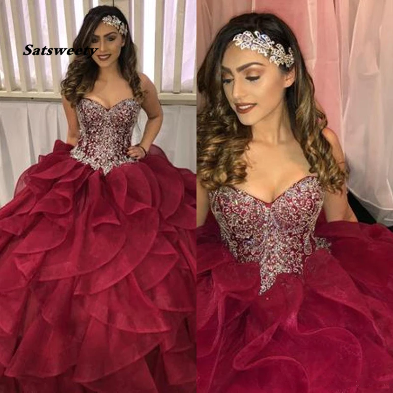 

2022 Tiered Cascading Ruffles Quinceanera Dresses Pageant Dazzling Dress Crystal Beads Burgundy Organza Ball Gown Prom Dresses