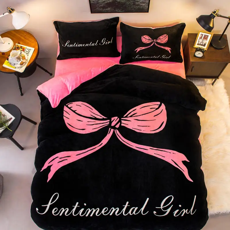Набор постельного белья из черной фланели "Роскошное тепло" с розовой бантовой наволочкой, двуспальным и односпальным размером.