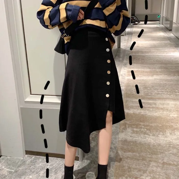 

Женская юбка с пуговицами и разрезом