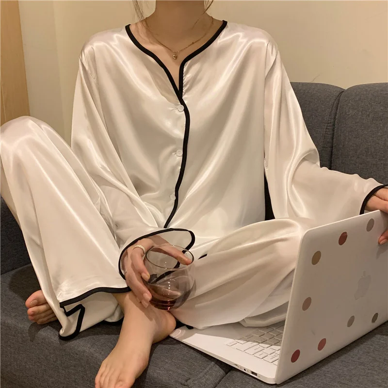 

Женская тонкая атласная пижама Xia Li's с круглым вырезом и длинным рукавом