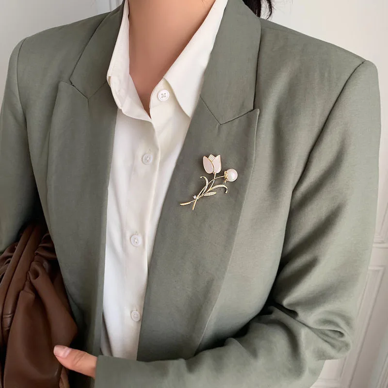 

2021 tulip pearl brooch female high-end temperament collar buckle accessories