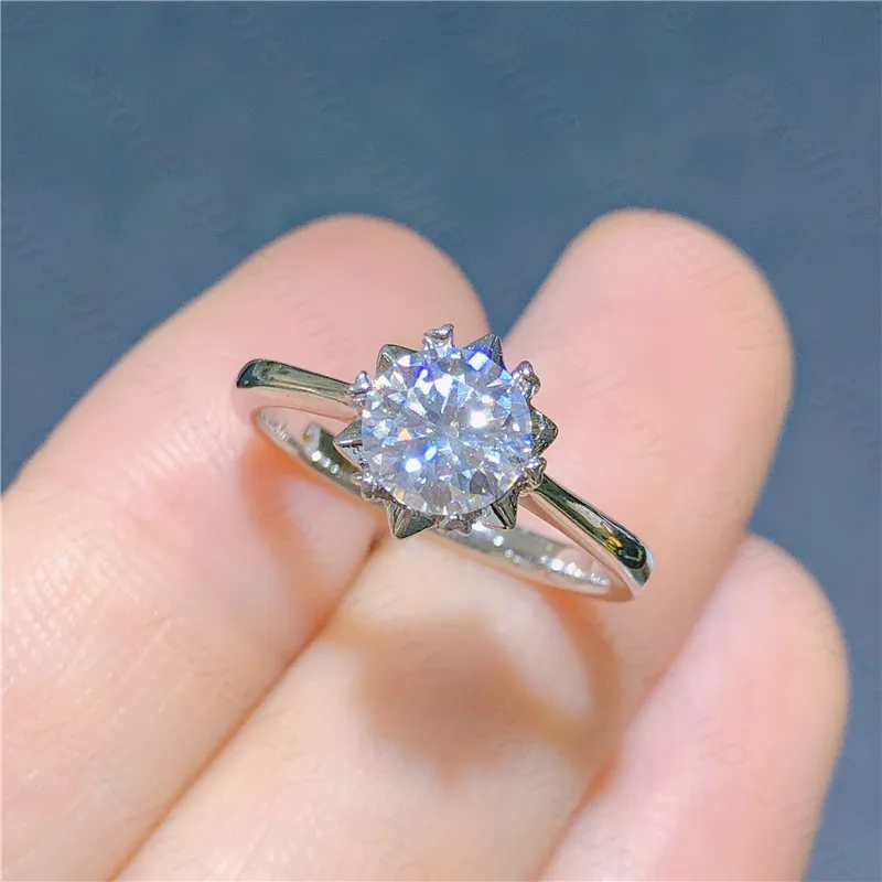 

New 925 silver inlaid Moissan diamond ring, fine inlaid, D color, super shiny