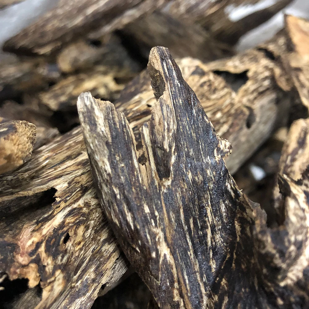 

Vietnam Agarwood Black Oil Pure Natural Aromatherapy Agarwood Wood Insect Leaking Wood Fragrant Block Used to Soothe the nerves