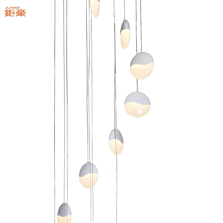 Торговый центр гостиница длинная лестница декоративные шарики высокая